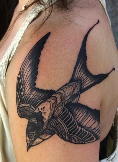 点击大图看下一张：女性大臂上一款黑白燕子纹身