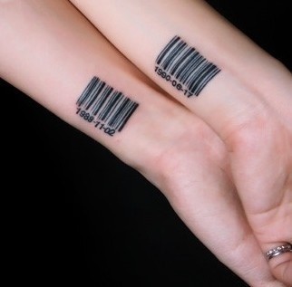 点击大图看下一张：情侣手臂条码字符刺青