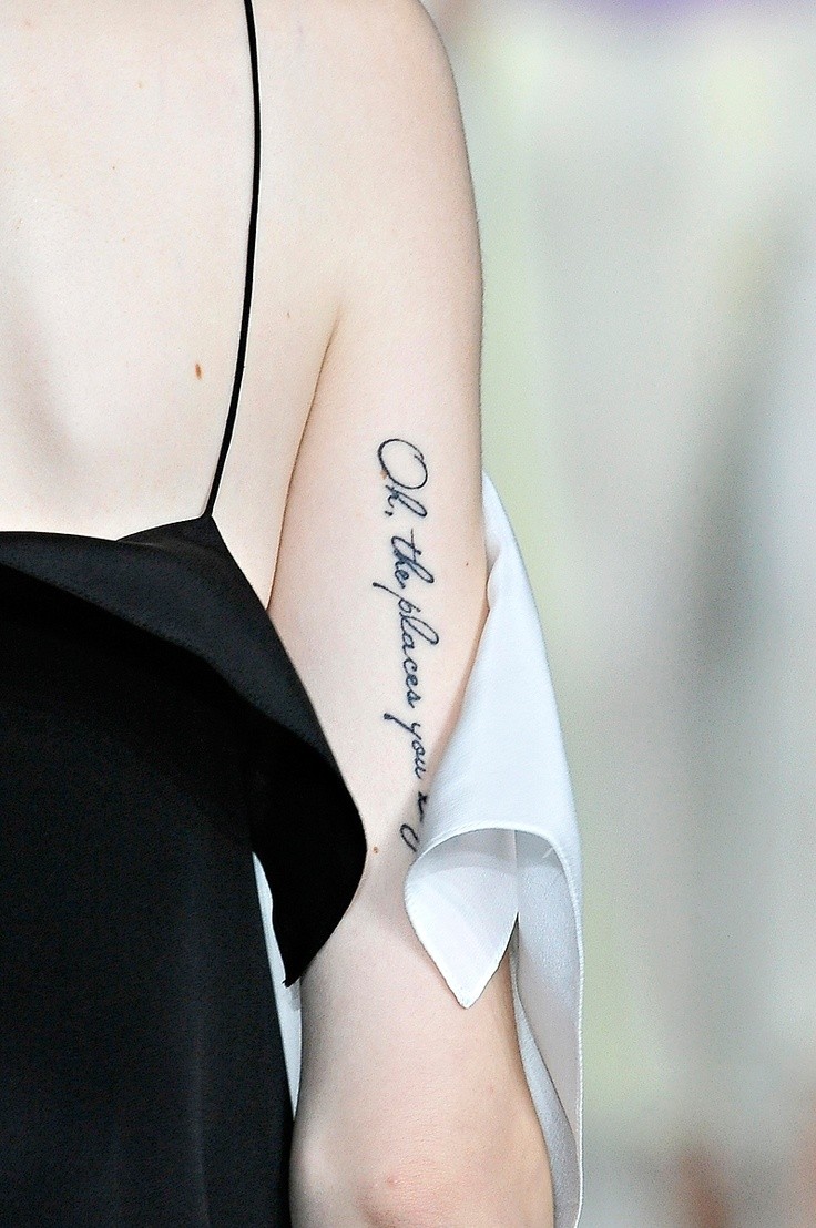 点击大图看下一张：女性手臂一长条漂亮的英文纹身