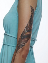 女性花臂图腾纹身