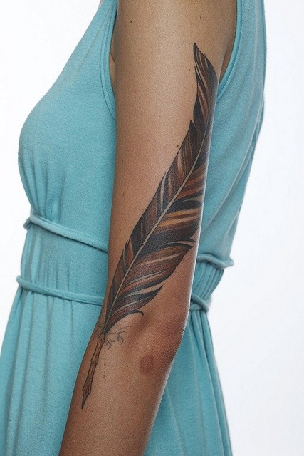 点击大图看下一张：女性手臂个性的羽毛纹身
