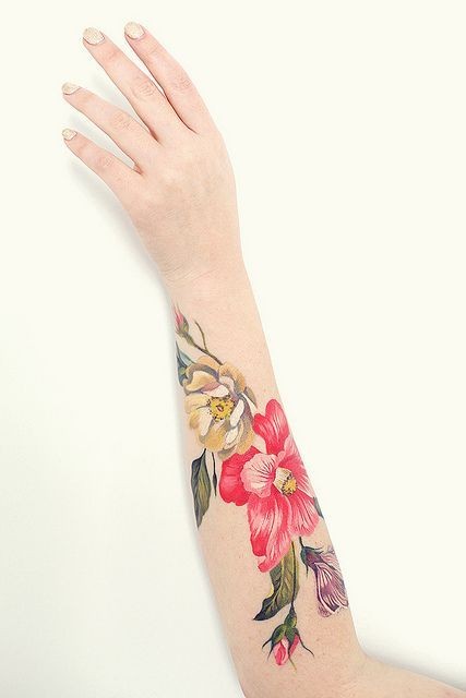 点击大图看下一张：女性手臂上花朵和小鸟纹身