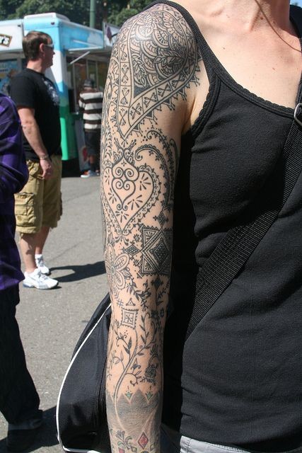 点击大图看下一张：漂亮美眉的个性花臂纹身