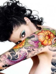 性感美女的花卉手臂纹身