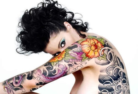 点击大图看下一张：性感美女的花卉手臂纹身图3