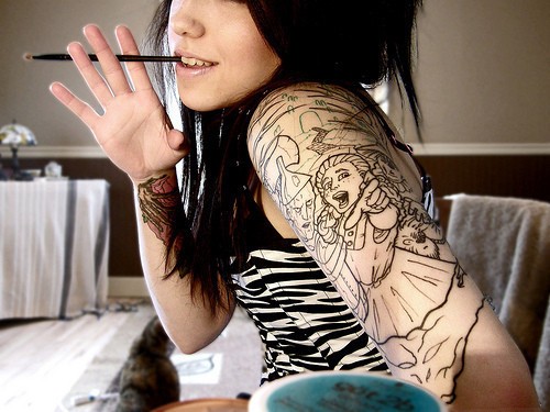 点击大图看下一张：女人手臂肖像刺青