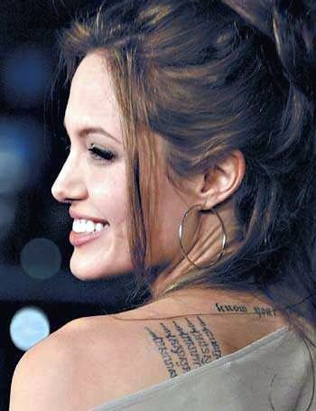 点击大图看下一张：明星安吉丽娜-茱莉背上字符刺青
