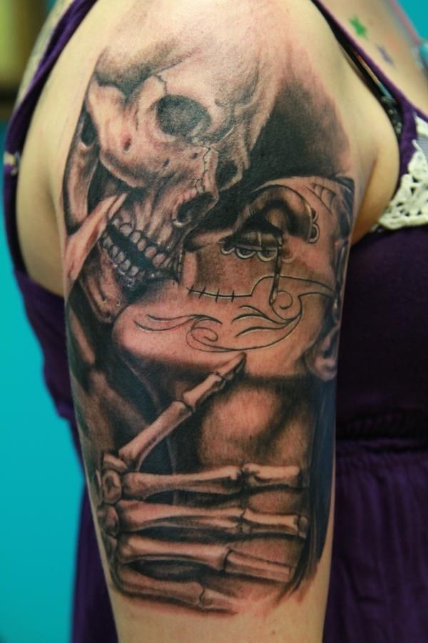 点击大图看下一张：手臂上接吻的骷髅恋人纹身