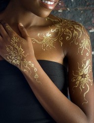 女性身上黄金色的纹身