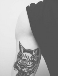 手臂上一只黑白色的猫咪纹身图案
