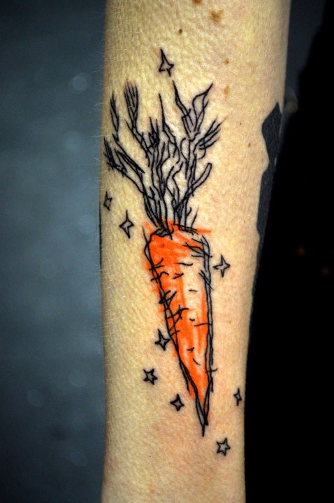 点击大图看下一张：手臂上一款抽象的胡萝卜纹身