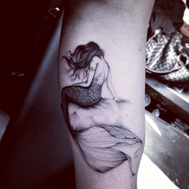 点击大图看下一张：男生手臂灰白美人鱼纹身