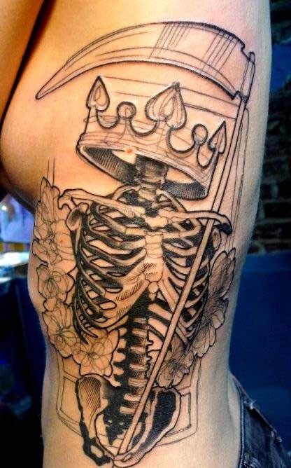 点击大图看下一张：手臂上超有个性的骷髅国王纹身