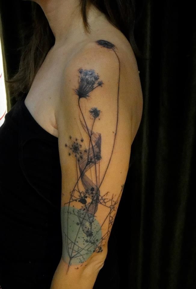 点击大图看下一张：女性手臂花朵纹身