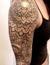 女性手臂漂亮好看的花朵纹身