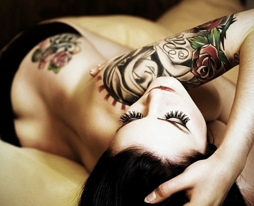 点击大图看下一张：女性手臂彩色玫瑰刺青