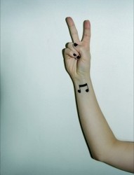 女性手臂音符刺青