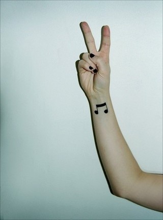 点击大图看下一张：女性手臂音符刺青