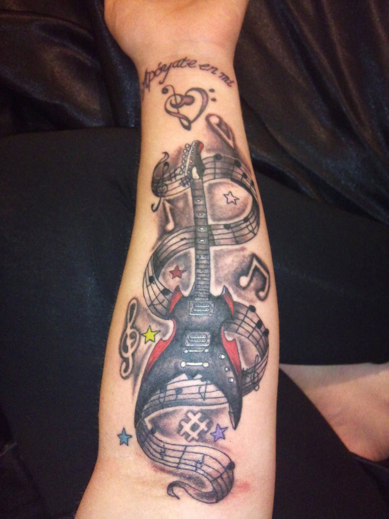 点击大图看下一张：手臂上有个性的吉他音符纹身