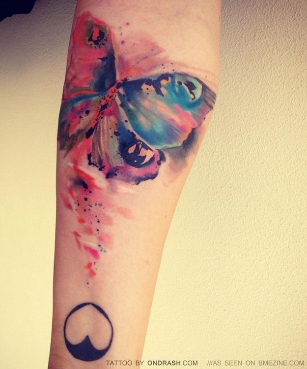 点击大图看下一张：手臂上漂亮的水墨蝴蝶纹身