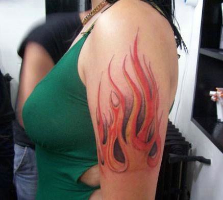 点击大图看下一张：手臂上个性的火焰纹身
