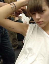 女孩子手臂唯美字符纹身图案