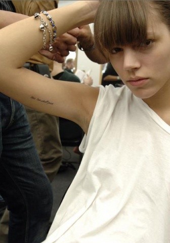 点击大图看下一张：女孩子手臂唯美字符纹身图案