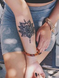女性手臂漂亮的梵花纹身