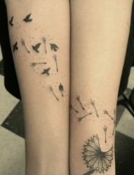 手臂上好看的抽象花朵纹身