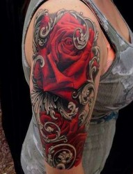 手臂非常有感觉的玫瑰金属纹身