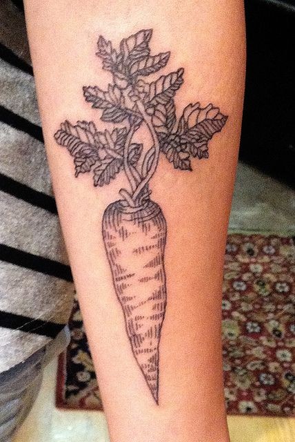 点击大图看下一张：手臂个性的胡萝卜纹身