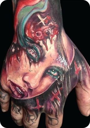 点击大图看下一张：手背恐怖的女性头像纹身