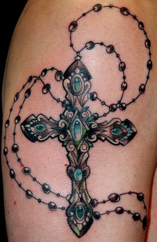 点击大图看下一张：手臂上个性的十字架手链纹身