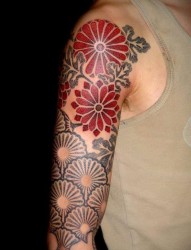 手臂上个性的花朵纹身