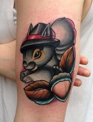 手臂上可爱的小松鼠纹身