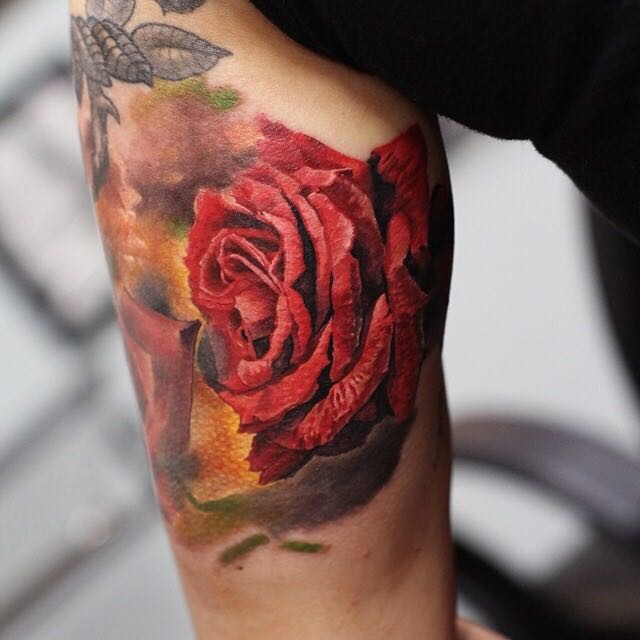 点击大图看下一张：女性腿部上灿烂的玫瑰纹身