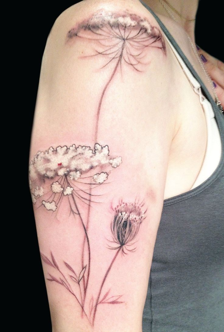 点击大图看下一张：女性手臂漂亮的花朵刺青