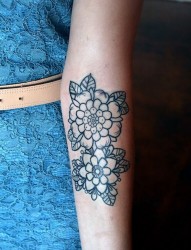 手臂上素色的花朵纹身