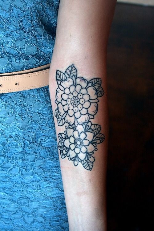 点击大图看下一张：手臂上素色的花朵纹身