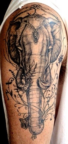 点击大图看下一张：时尚好看的大象纹身