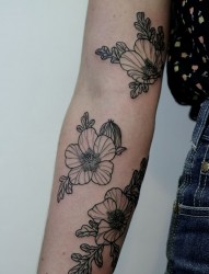 女性手臂上的花朵纹身
