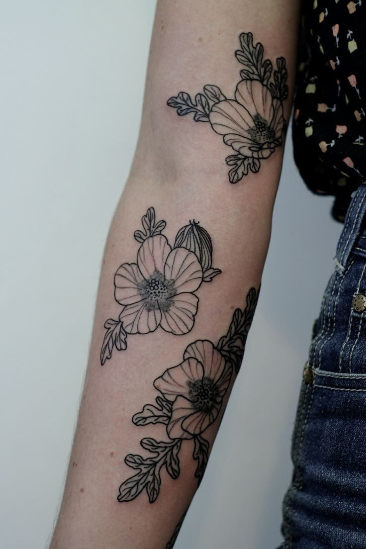 点击大图看下一张：女性手臂上的花朵纹身