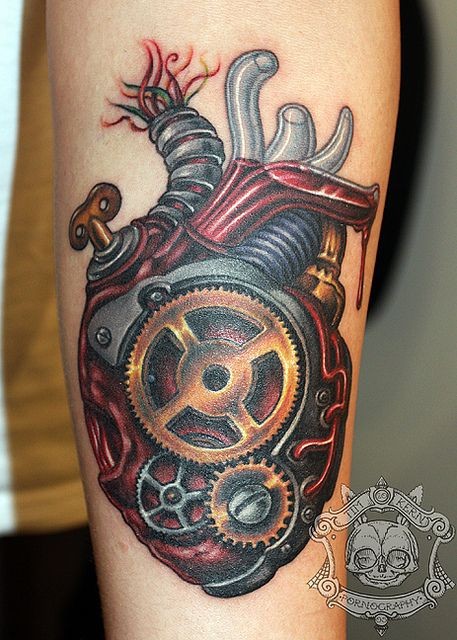 点击大图看下一张：手臂上个性的机械心脏纹身