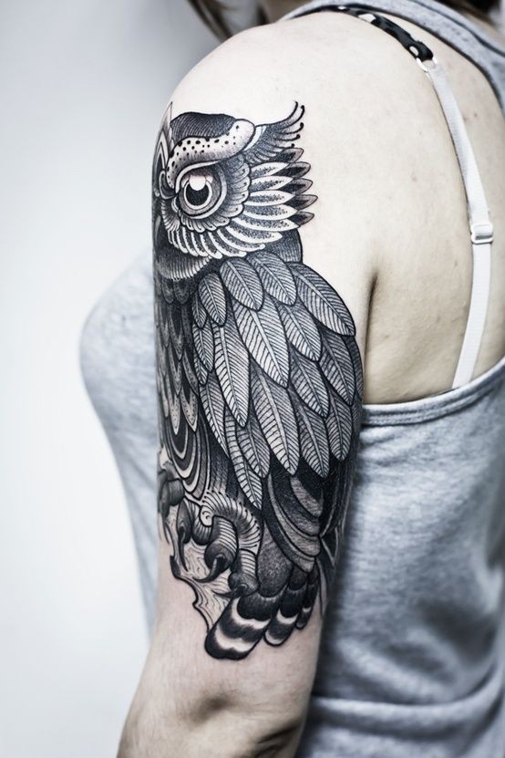 点击大图看下一张：女性手臂猫头鹰纹身
