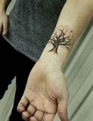 手腕小巧漂亮的树纹身
