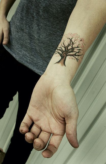 点击大图看下一张：手腕小巧漂亮的树纹身