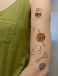 女性手臂彩色创意织道具刺青