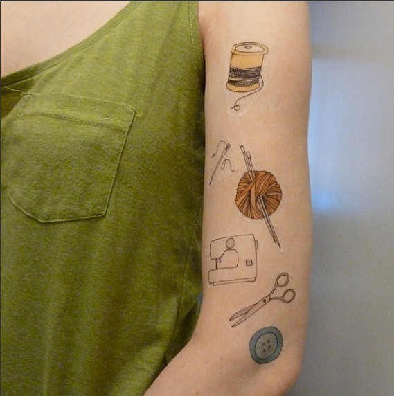 点击大图看下一张：女性手臂彩色创意织道具刺青