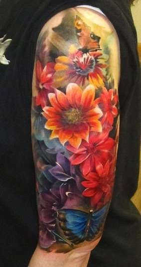 点击大图看下一张：大臂上个性的花朵纹身