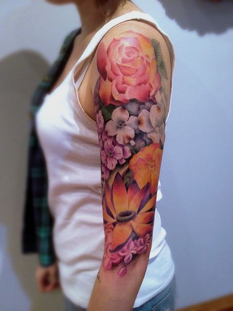 点击大图看下一张：女性手臂个性的花臂纹身